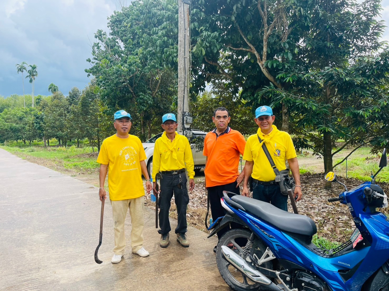 วันอังคารที่ 24 กันยายน 2567 องค์การบริหารส่วนตำบลน้ำพุ จัดกิจกรรมปรับปรุงภูมิทัศน์บริเวณ ริมถนนหมู่ที่ 1 สามแยกซอยตาทุย – สามแยกซอยตาทุย หมู่ที่ 2 ตำบลน้ำพุ อำเภอบ้านนาสาร จังหวัดสุราษฎร์ธานี โดยมีคณะผู้บริหาร สมาชิกสภาองค์การบริหารส่วนตำบลน้ำพุ พนักงานส่วนตำบลพนักงานจ้าง รวมถึงผู้นำท้องที่ เข้าร่วมกิจกรรม