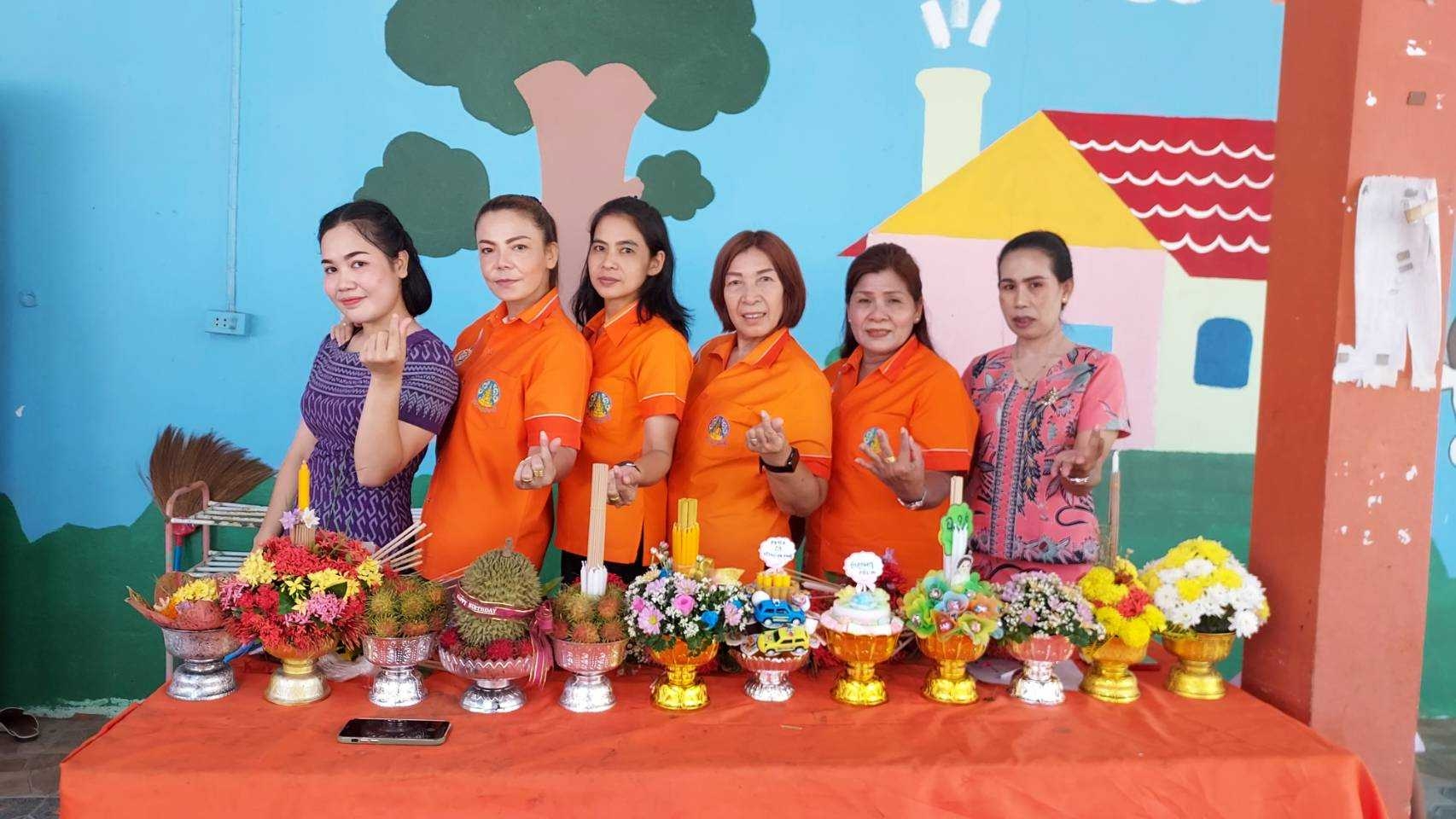 วันพฤหับดีที่ 29 มิถุนายน 2566 องค์การบริหารส่วนตำบลน้ำพุ จัดกิจกรรมไหว้ครู 🪢 👏การไหว้ครู คือ การที่ศิษย์แสดงความเคารพ ยอมรับนับถือเป็นครูบาอาจารย์อย่างจริงใจว่าท่าน เพียบพร้อมด้วยคุณธรรมความรู้ ศิษย์ในฐานะผู้สืบทอดมรดกทางวิชาการจึงพร้อมใจกันปวารณาตนรับการ ถ่ายทอดวิชาความรู้ด้วยความวิริยะ อุตสาหะ มานะ อดทน เพื่อให้บรรลุเป้าหมายปลายทางของการศึกษา ตามที่ตั้งใจไว้ (สุมิตร เทพวงษ์, 2548 : 2)